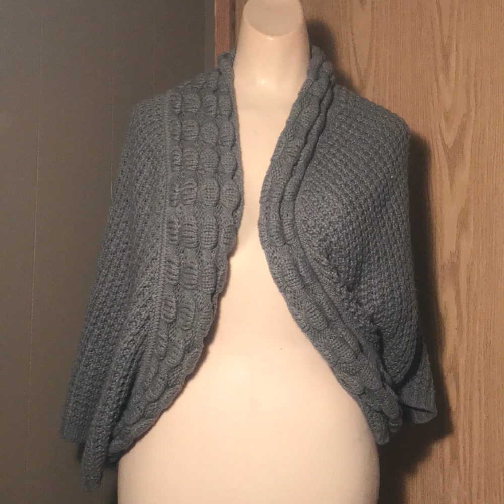 Vintage Love by Design medium knit poncho/shawl